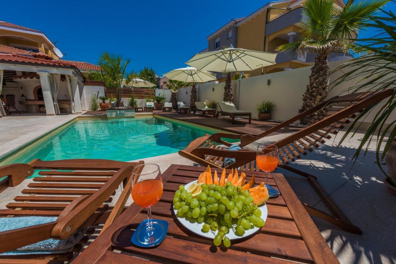 Apartments "Villa Antisin" With Heated Pool 자다르 외부 사진
