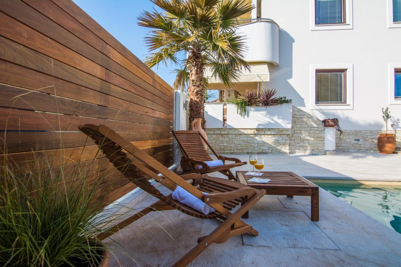 Apartments "Villa Antisin" With Heated Pool 자다르 외부 사진