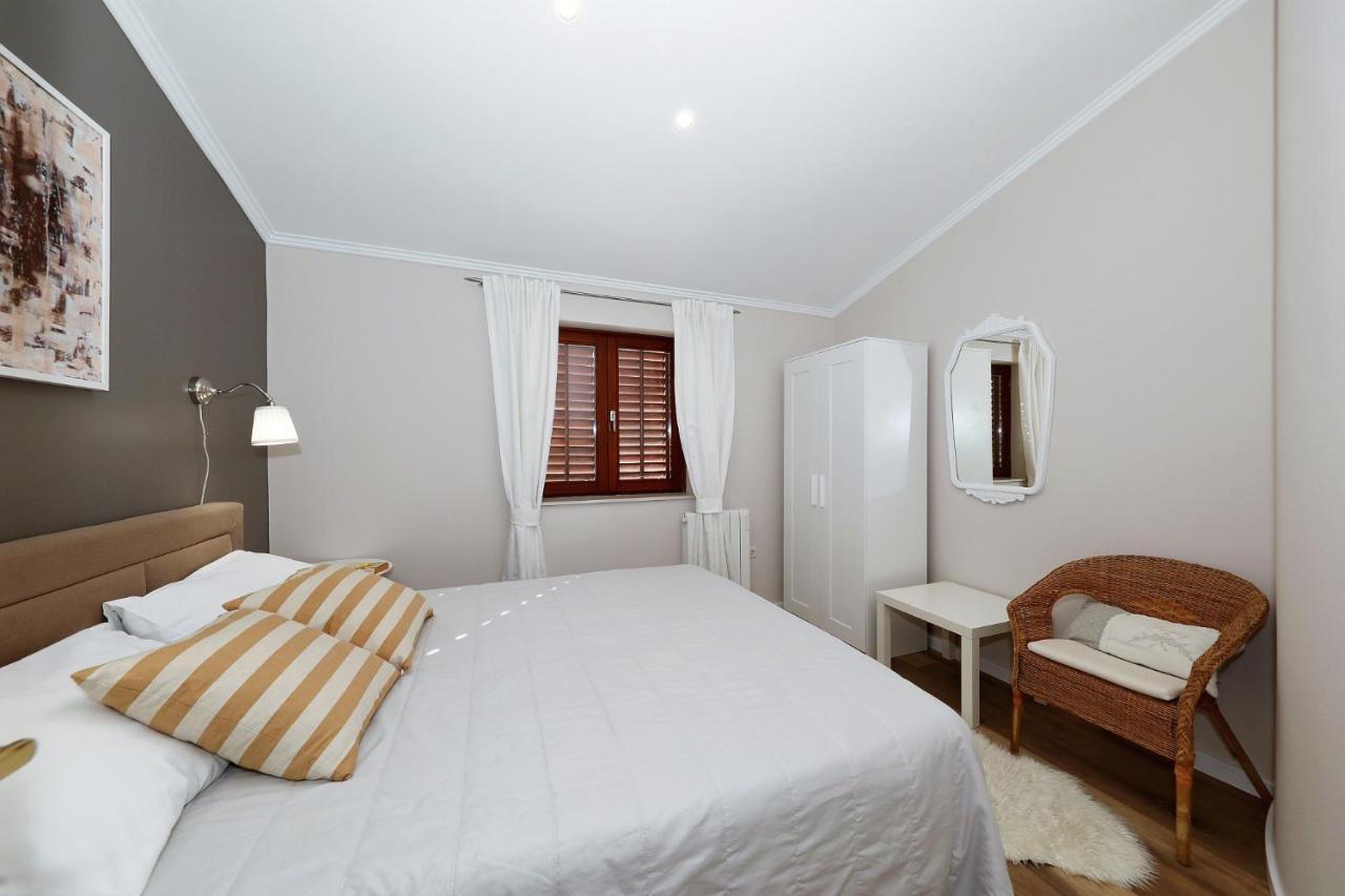 Apartments "Villa Antisin" With Heated Pool 자다르 외부 사진