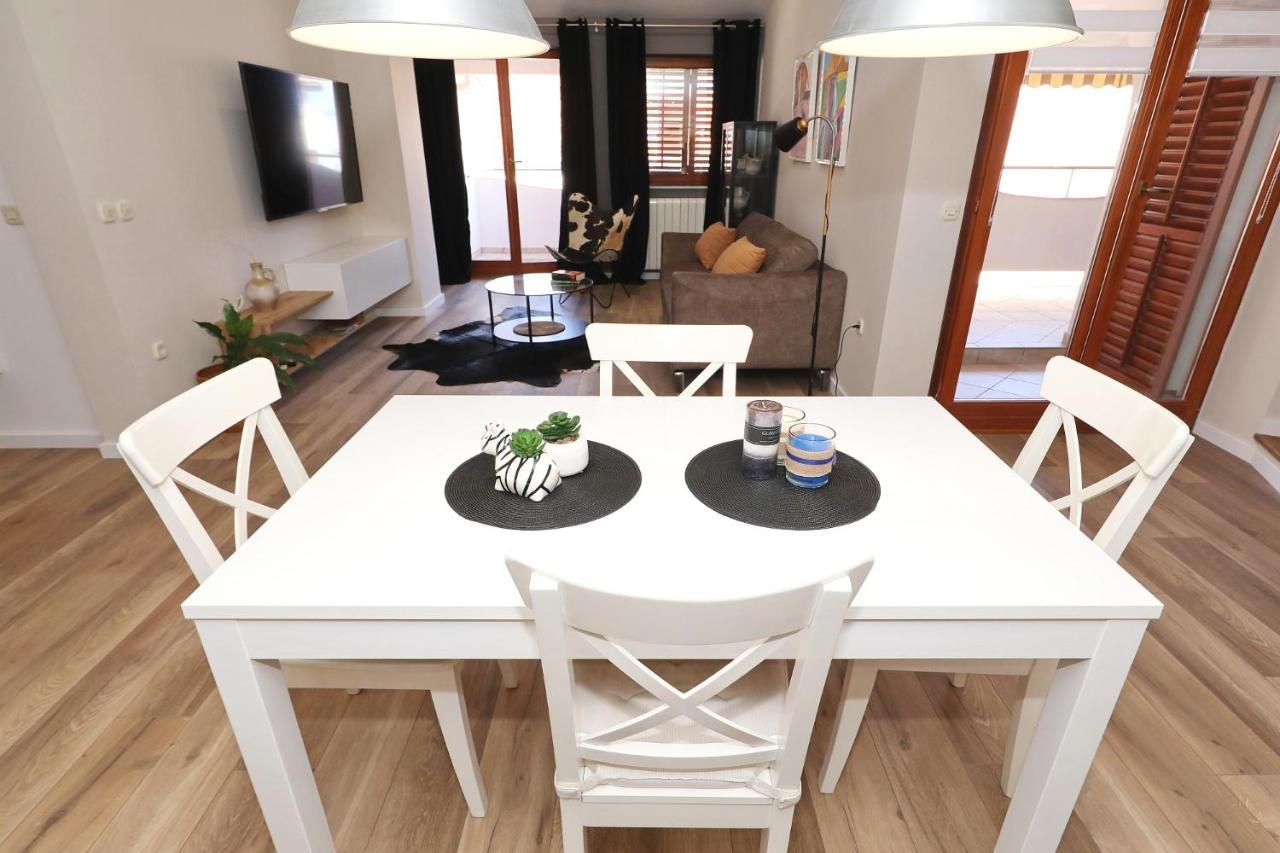 Apartments "Villa Antisin" With Heated Pool 자다르 외부 사진
