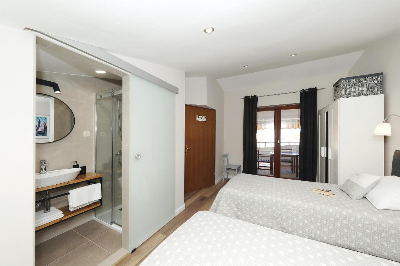 Apartments "Villa Antisin" With Heated Pool 자다르 외부 사진