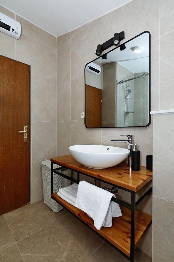 Apartments "Villa Antisin" With Heated Pool 자다르 외부 사진