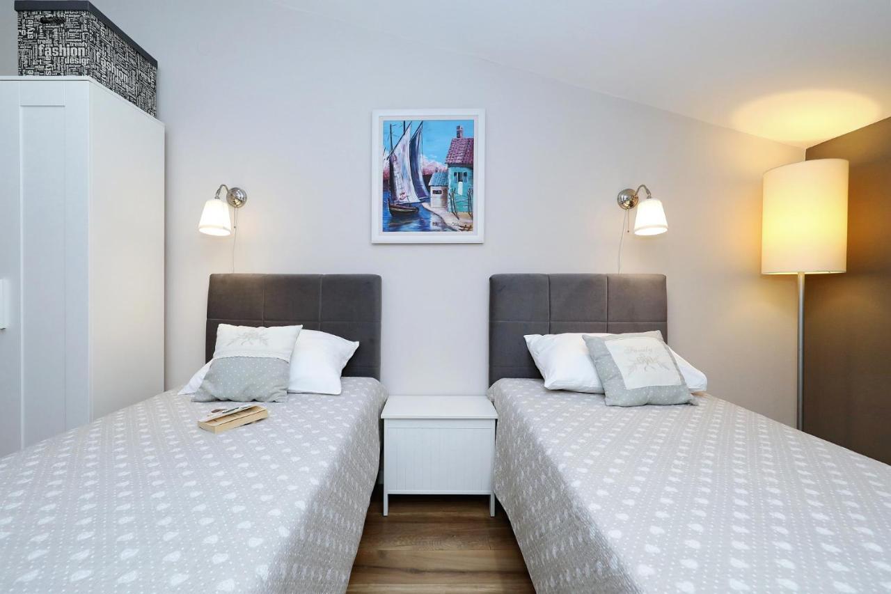 Apartments "Villa Antisin" With Heated Pool 자다르 외부 사진