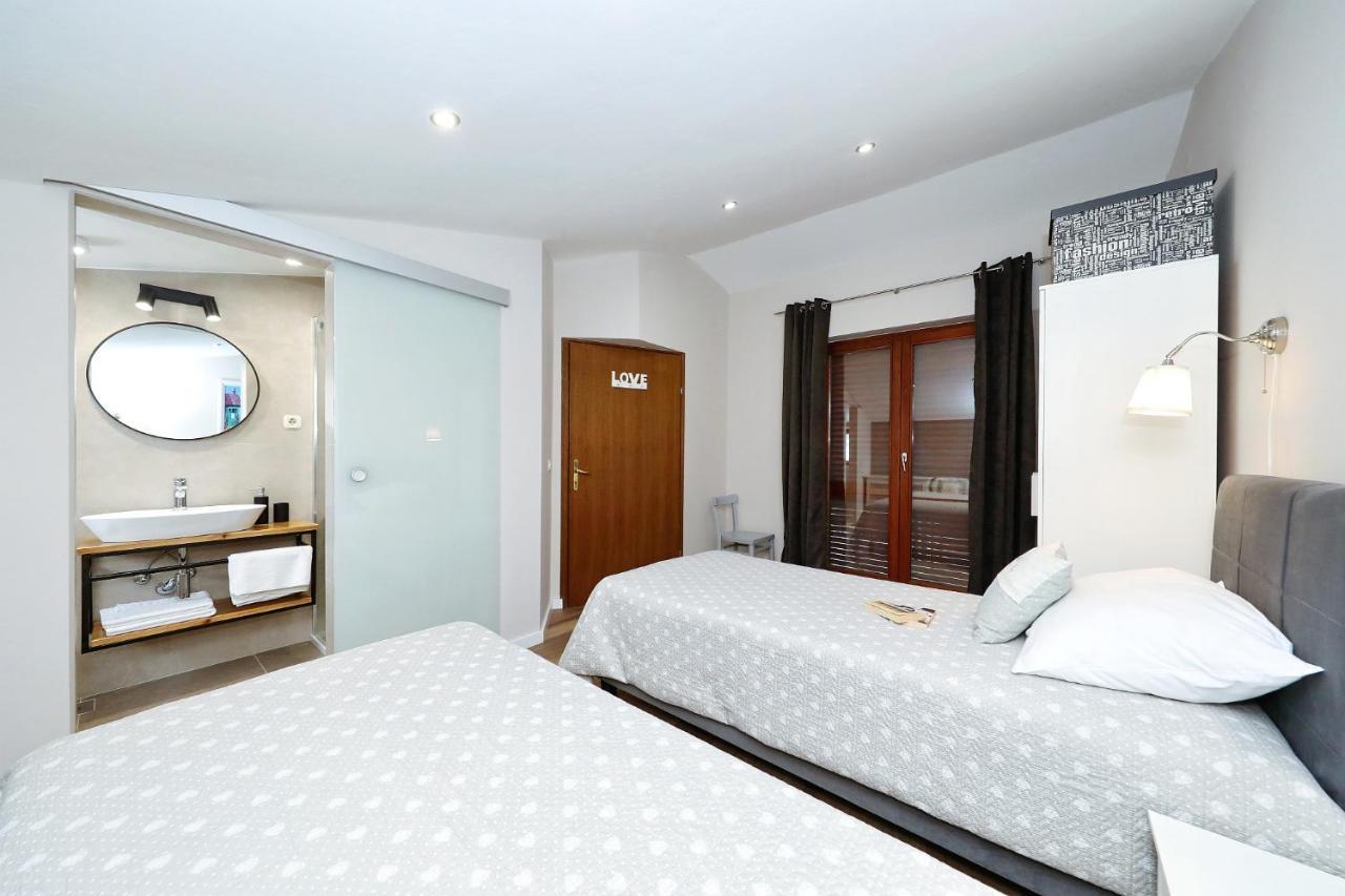 Apartments "Villa Antisin" With Heated Pool 자다르 외부 사진