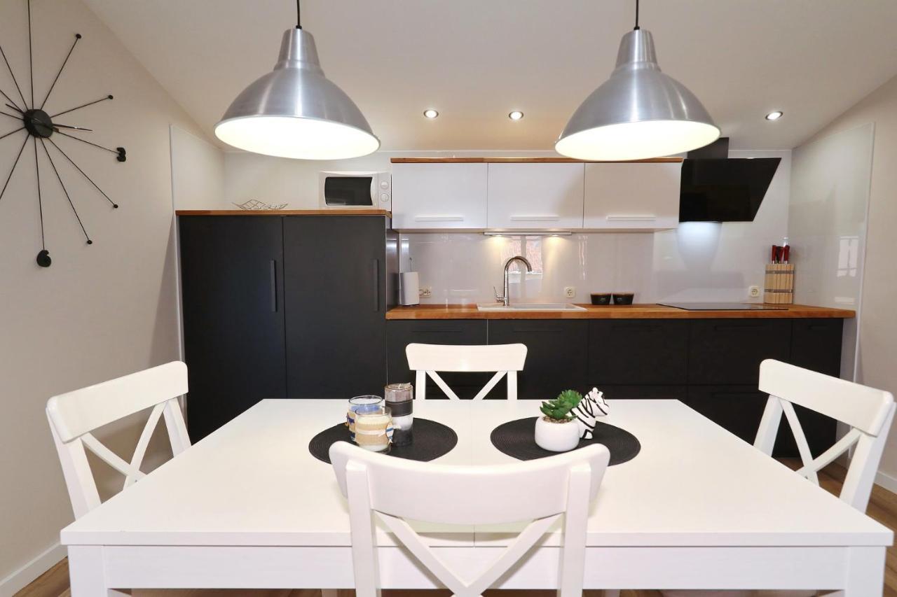 Apartments "Villa Antisin" With Heated Pool 자다르 외부 사진
