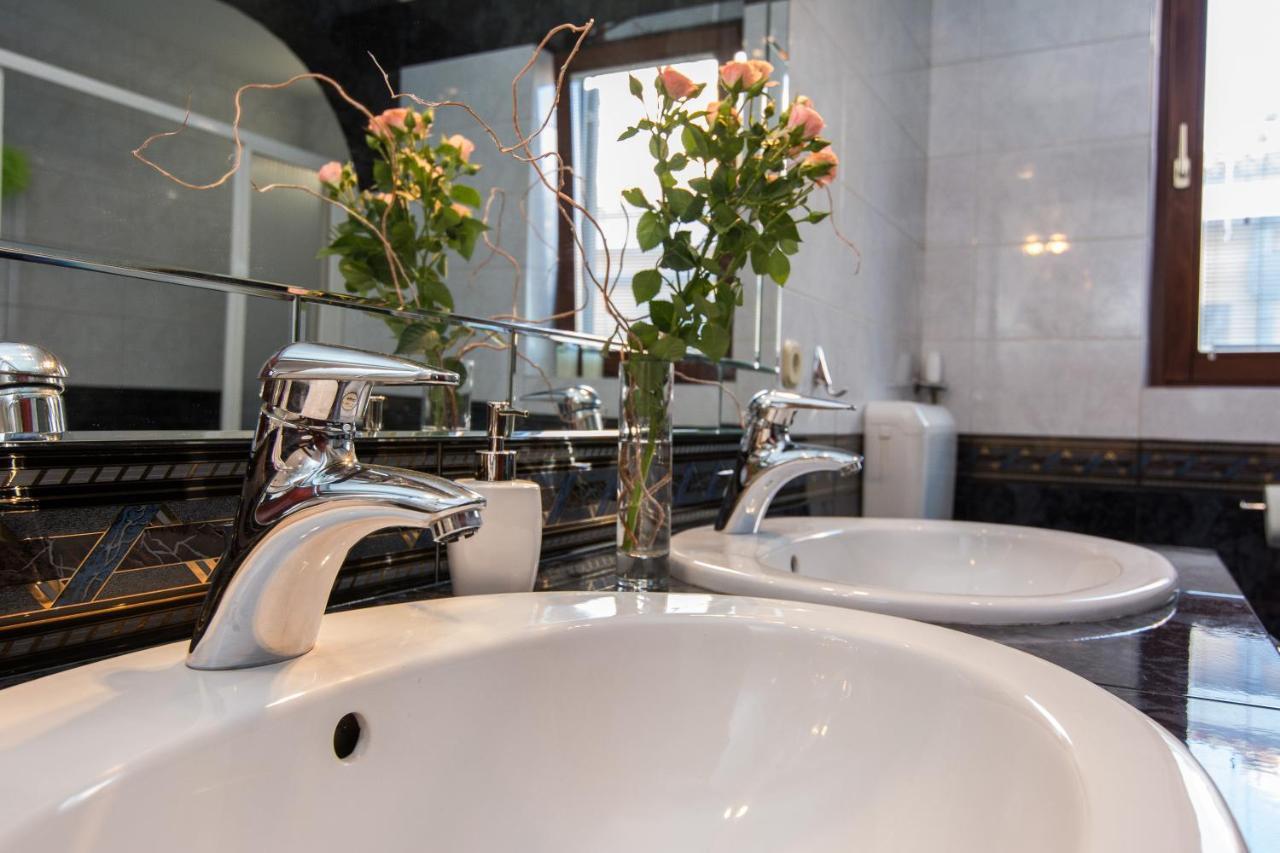 Apartments "Villa Antisin" With Heated Pool 자다르 외부 사진