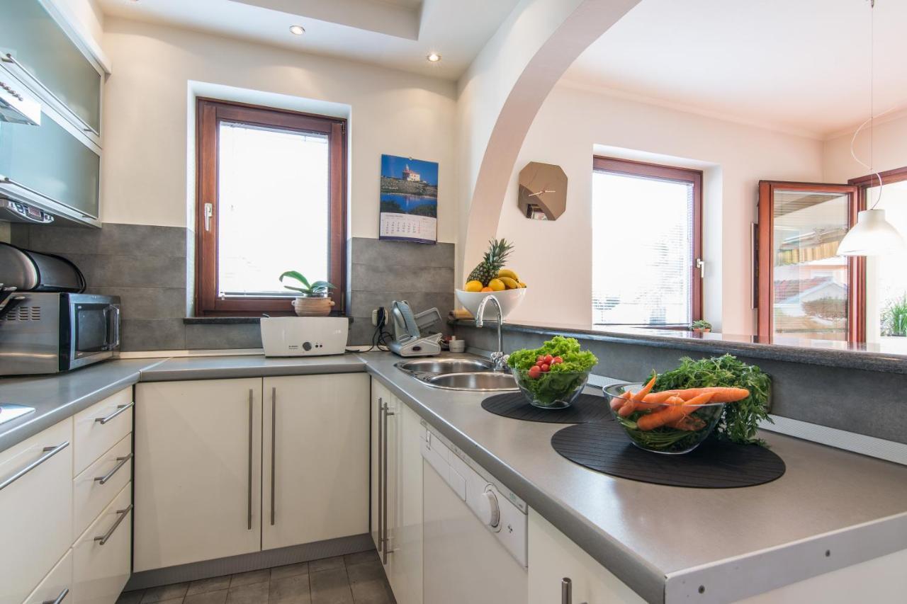 Apartments "Villa Antisin" With Heated Pool 자다르 외부 사진